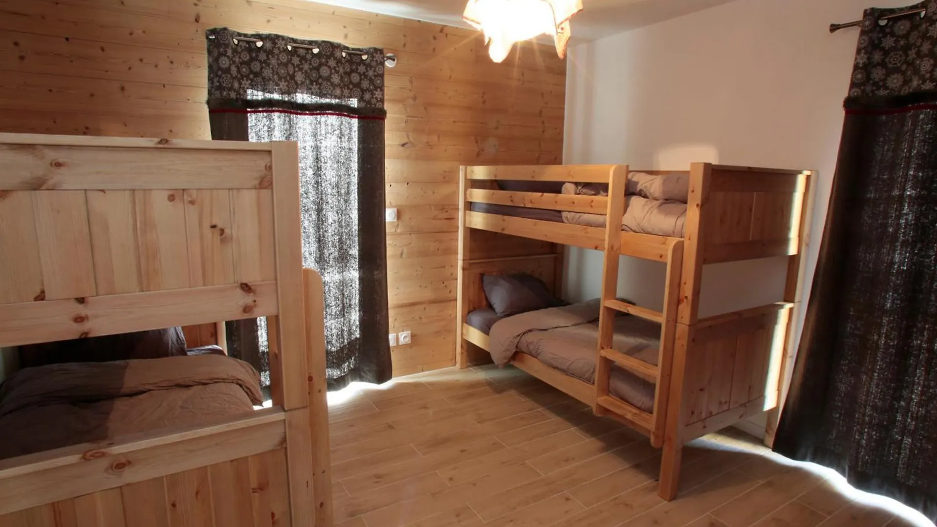 Chalet Duplex 6 Chambres, Sauna, Jacuzzi, Balcons Sud, Parking, Proche Pistes Et Golf - Fr-1-263-337 Valloire